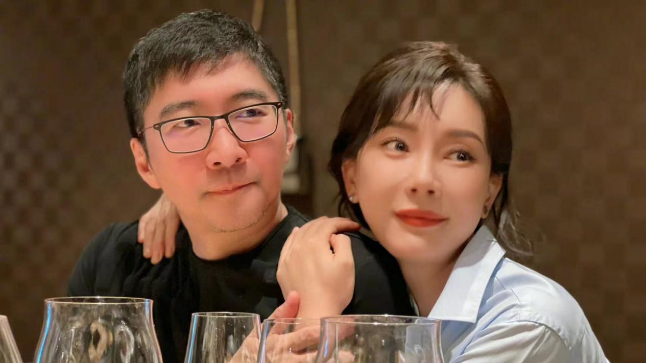 陈数|陈数深夜与神秘男子外出，两人拥抱几十秒举止亲密，粉丝发文澄清