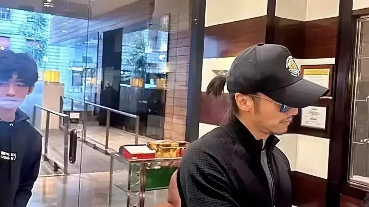 谢振轩跟父亲出门显差劲：不帮谢霆锋背包，脖子前倾，没独立能力