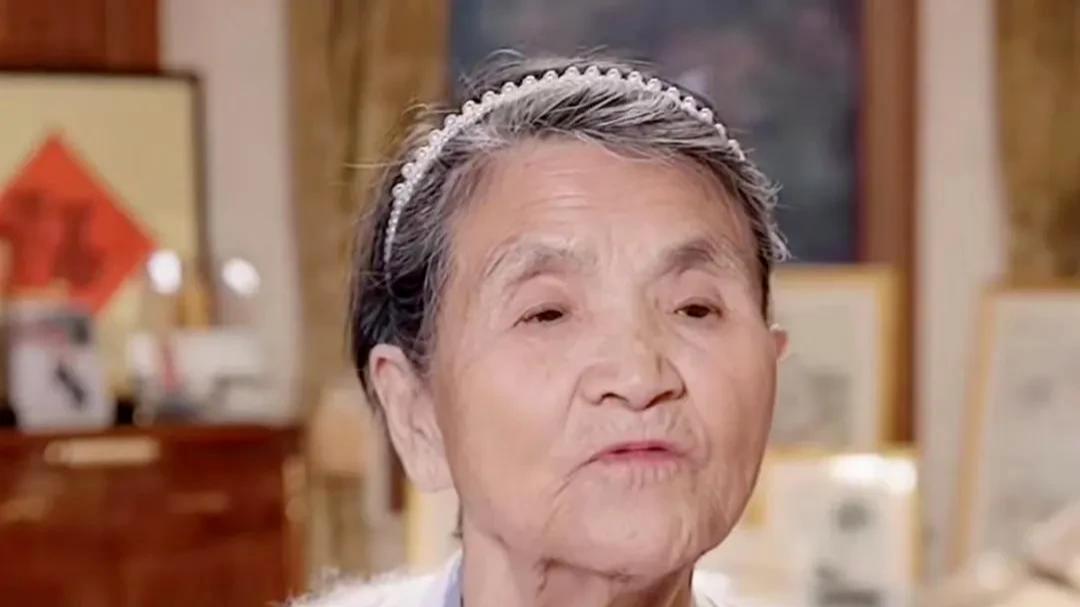 黄圣依|黄圣依夫妇当街秀恩爱！她笑容僵硬好勉强，俩人此前一度被传婚变