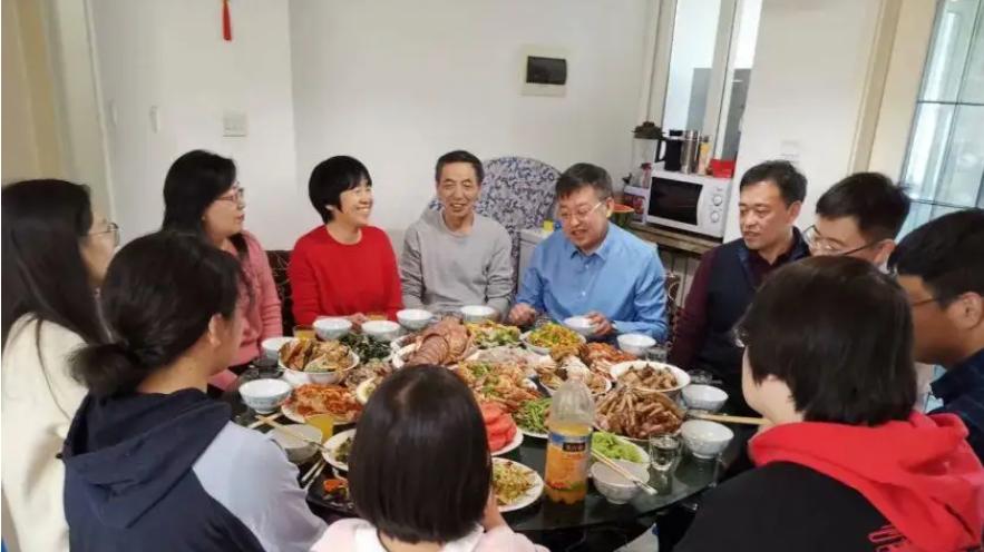 陪读|家长辞职陪读，亲戚却有了送娃过来的理由，女儿：求你找工作吧