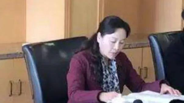 银行|以权谋私、包养小鲜肉，“豪横”的孔彩梅，逼迫老公自断一根手指