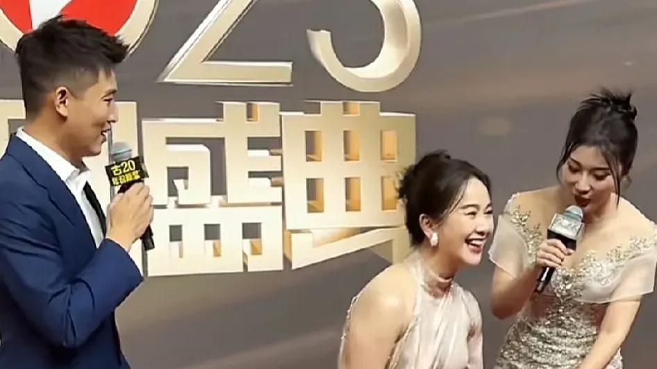 46岁左小青惹争议！穿开叉礼服显肚大，边走边弯腰拽裙子防走光