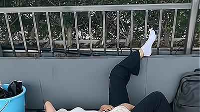 蚊子|回顾打工妹做网红失败，穿着纱裙在天桥躺平，被蚊子咬也不进工厂