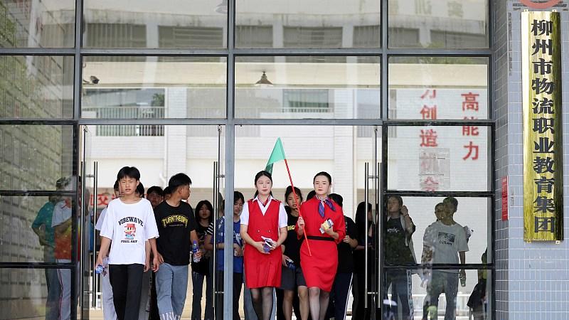 跳槽|建议在乡镇中等学校实行“双子星制”，即普通高中+职业高中