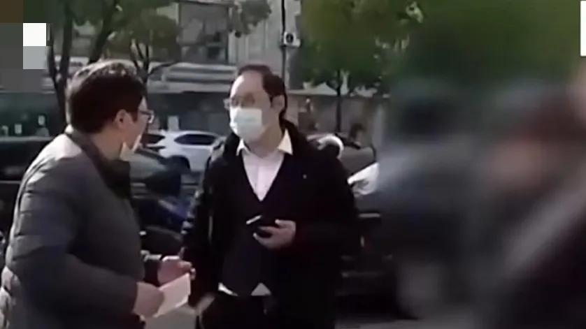 大爷半年消费五十万到足浴店，4个技师同时服务