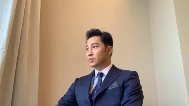 港星谭耀文学霸儿子去英国做交流生！16岁长相帅气，被喊话入行