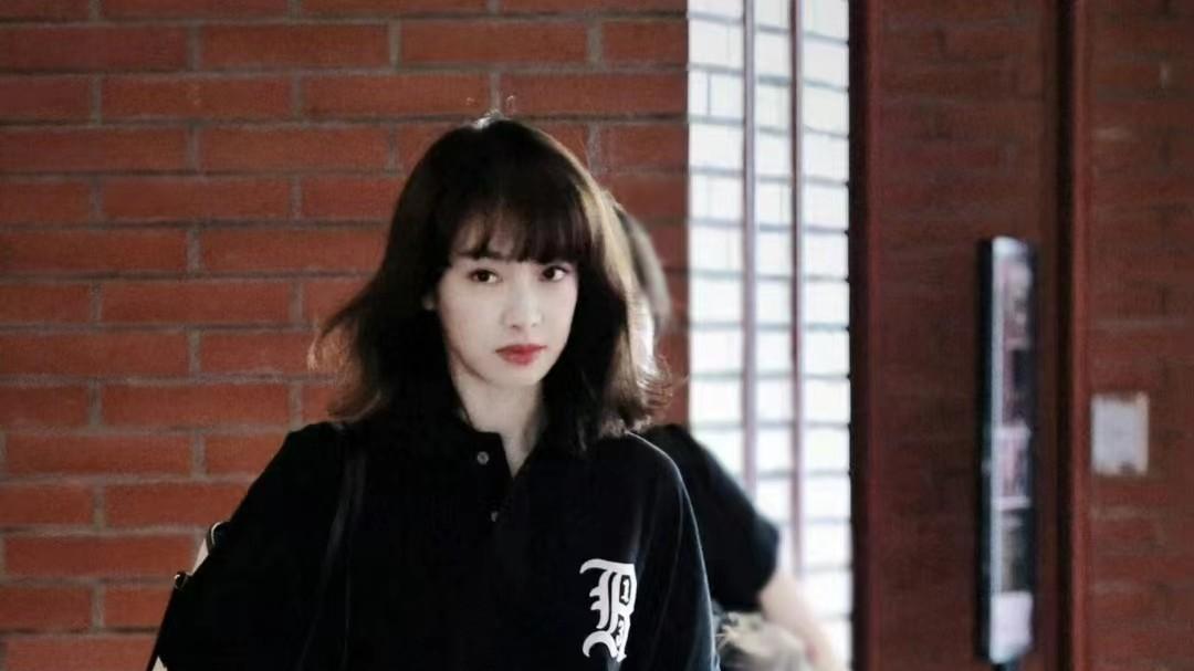 宋茜景现身德镇拍戏被偶遇，五官立体本人又白又瘦，双腿暴露年龄！