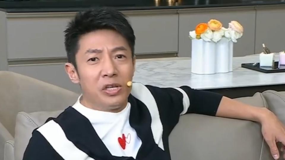 撒贝宁|撒贝宁回湛江，同框爸爸两人太像，网友：鞋底真厚啊！