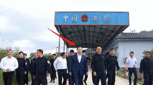 赵立坚|赵立坚履新首次公开露面，身穿西装现身边境，笑容再现叫人破防了