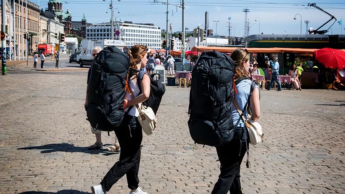 外国人|为什么国人旅游喜欢“拖箱子”，而外国人喜欢背包？原来地域差异如此大