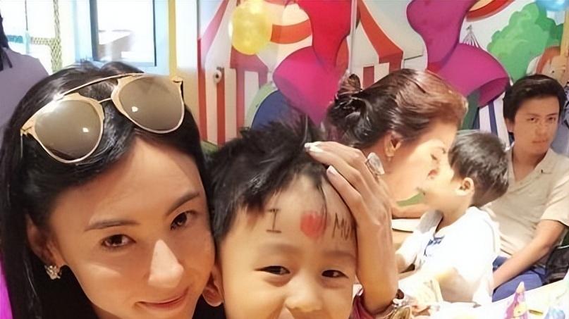 张柏芝传来噩耗？儿子已经被谢霆锋带走？张柏芝回应了