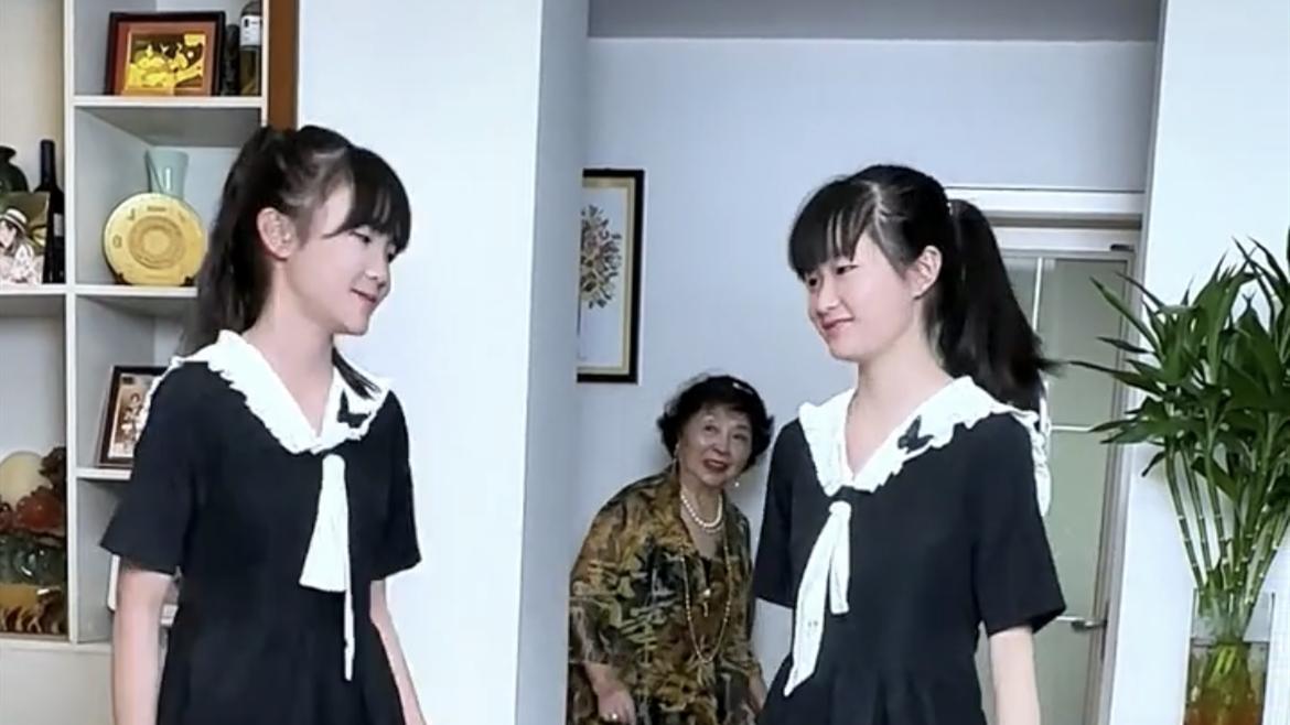 林月 盛海琳13岁双胞胎女儿近照！暴风抽高好高冷，穿黑裙做美甲舞技好