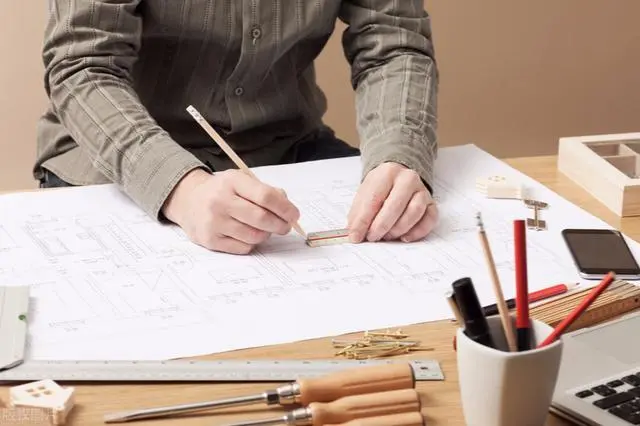 |比老板还要霸道的同事，如何相处？