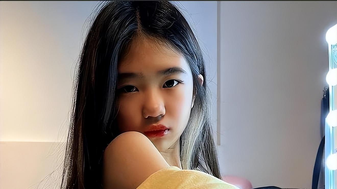 曹格为女儿庆生，13岁Grace整容式蜕变，妆发衣着时尚成熟