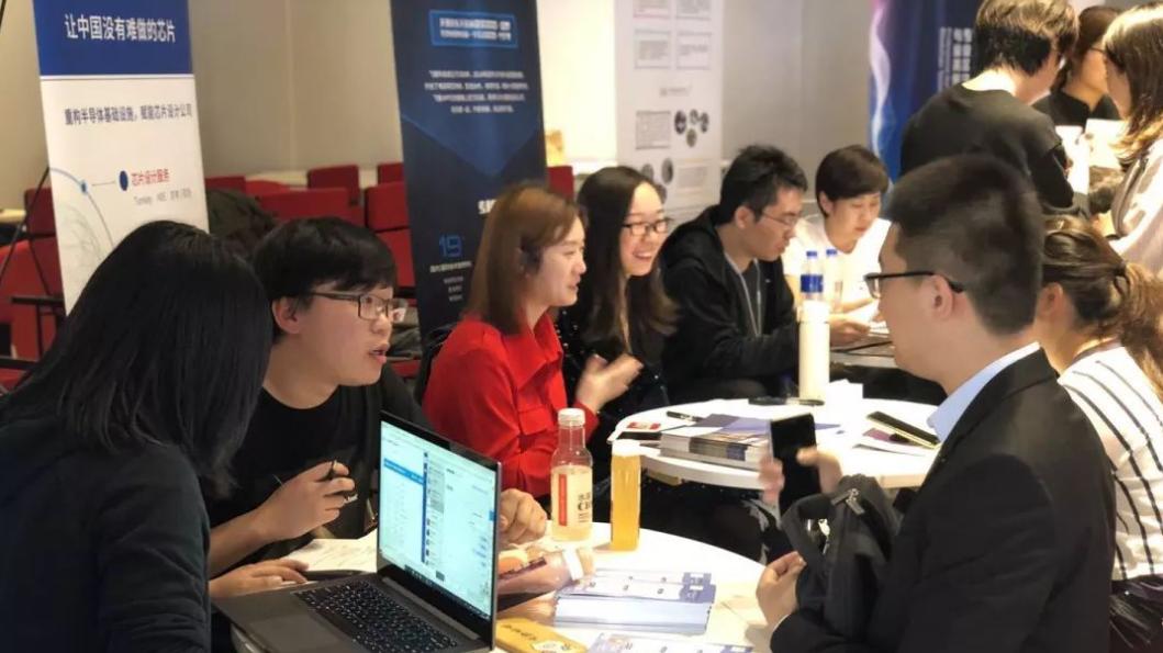 复旦女学生简历照片惹争议，穿着暴露应聘文秘，校方做出回应