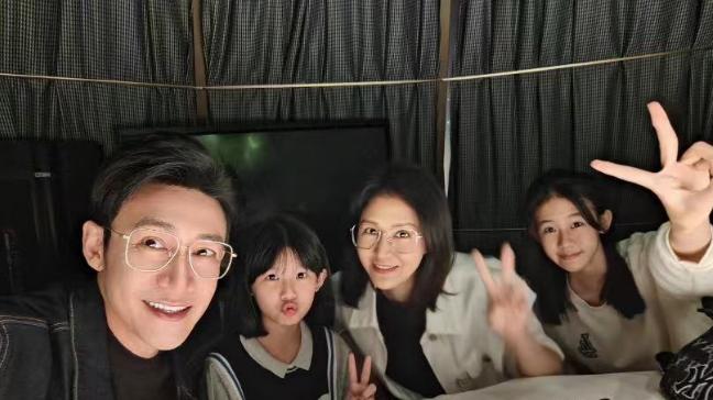 陆毅携妻女遛弯，47岁发量浓密像戴假发，与15岁女儿似孪生兄妹