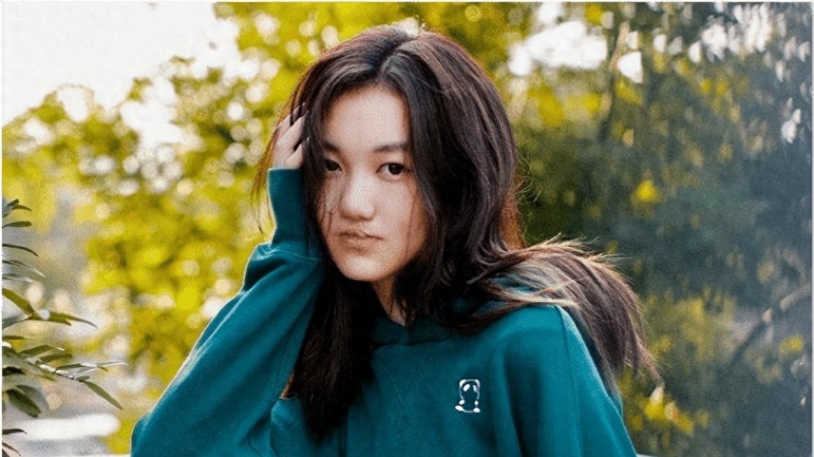 李嫣终于拿掉“兔唇”的标签，整容后美出新高，神似年轻时的王菲