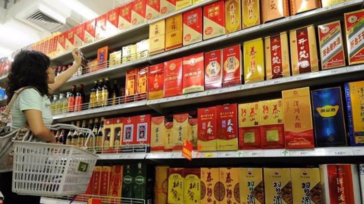 白酒|超市中“常年吃灰”的4款廉价酒，富人瞧不起，酒鬼却整箱买：识货