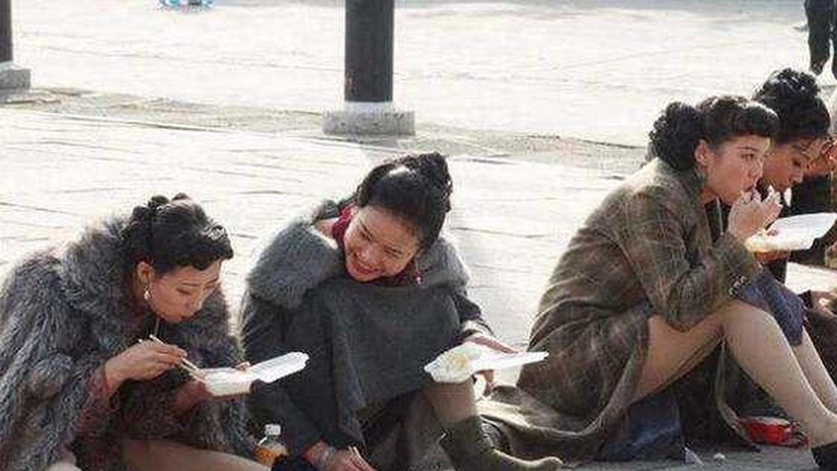 裸替一天8000元，床戏、吻戏全都是真的，揭秘20万群演的真实状况！