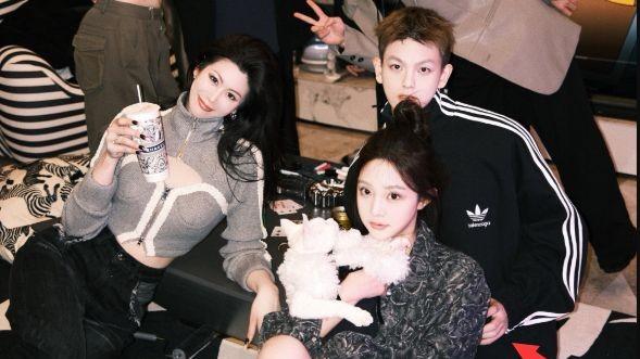 王思聪|慎婕官宣新恋情，与男友搂腰合影举止亲密，对方颜值高过王思聪