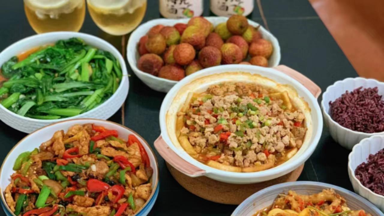 |重庆一家五口的晚餐，走红网络，网友：5道菜好丰盛，求蹭饭