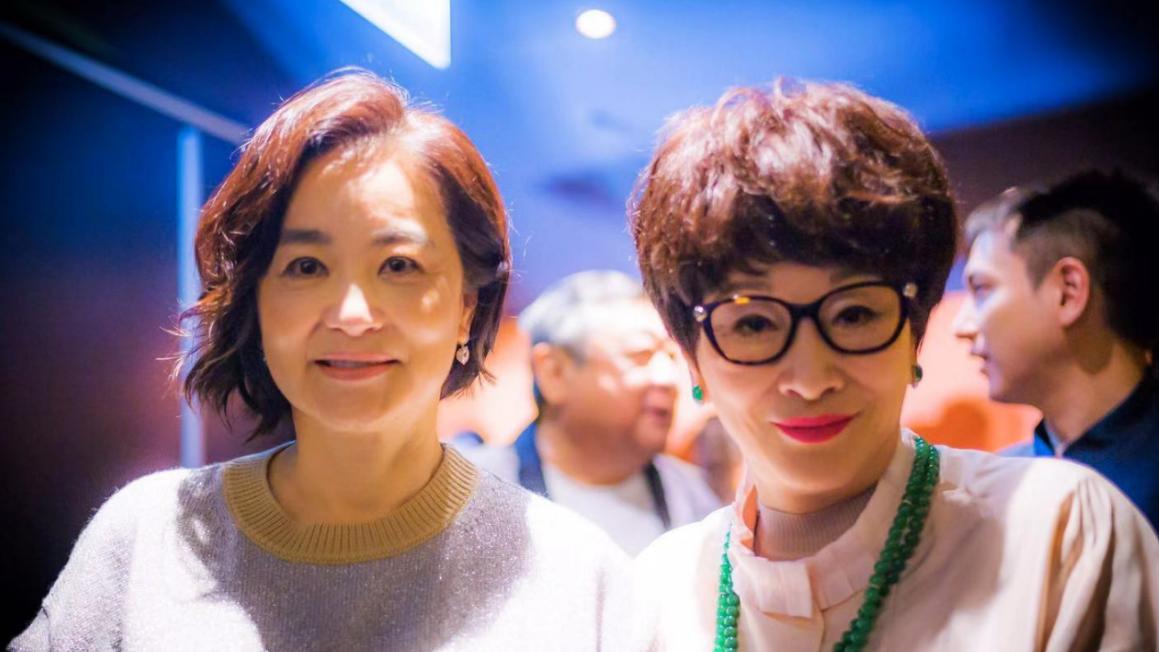 凉皮|林青霞在法国被偶遇，素颜逛街与普通大妈无异，被错认成清洁工