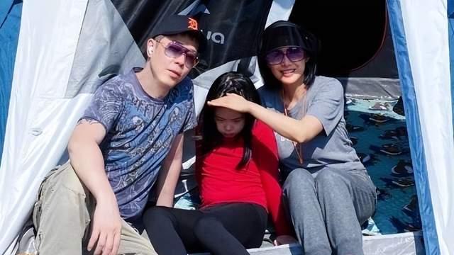 朱茵|朱茵黄贯中久违同框，合体逛街被偶遇，夫妻恩爱超亲和