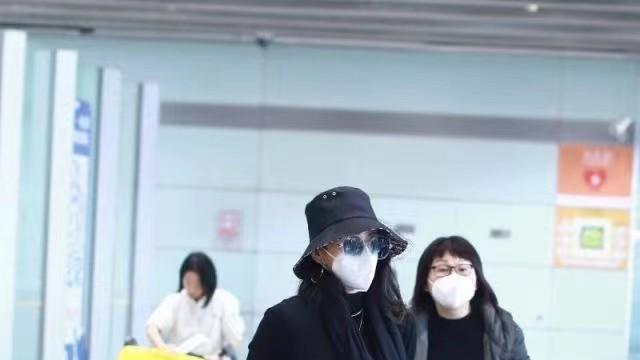 章子怡|章子怡悄悄回国，独自拎行李孤零零，打扮低调不像一线女星太路人