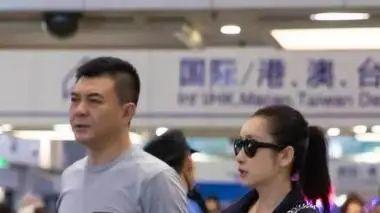 秦海璐|秦海璐与丈夫低调现机场，穿暗色裙装温婉大气，王新军身材高大好有安全感