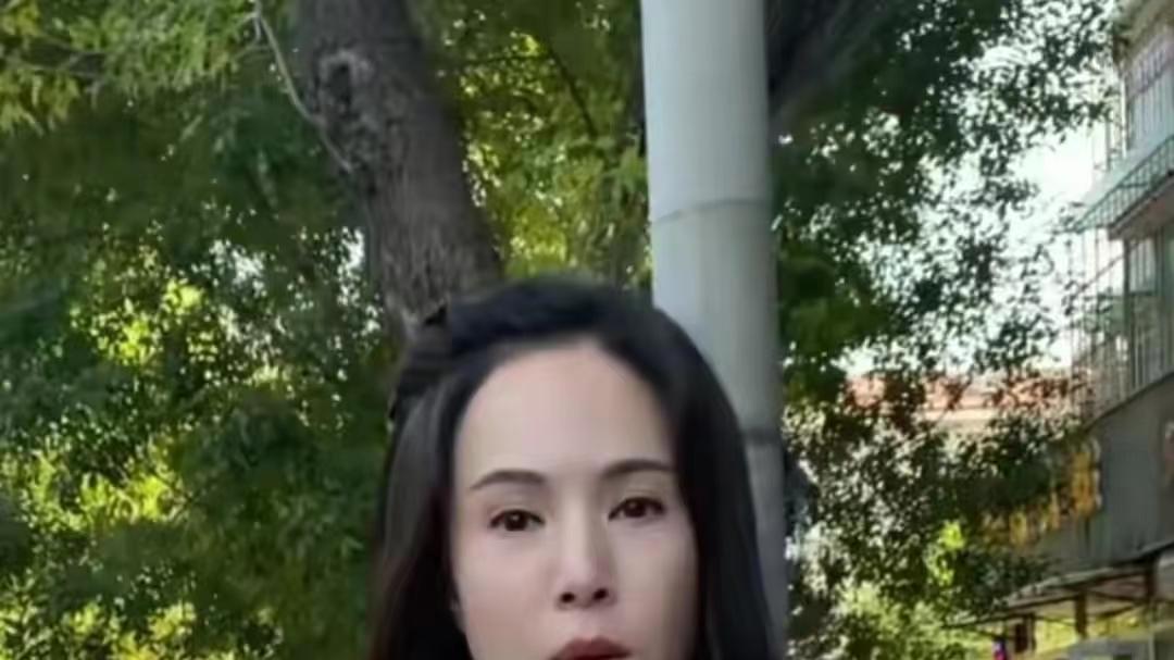 李若彤在天津大姨盘头造型，网友说好像雯丽丫头，既搞笑又可爱。