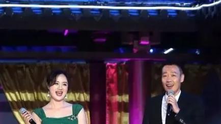 朱媛媛|49岁辛柏青携妻女亮相！老婆朱媛媛一袭绿裙窈窕又靓丽，女儿五官和爸似复制粘贴