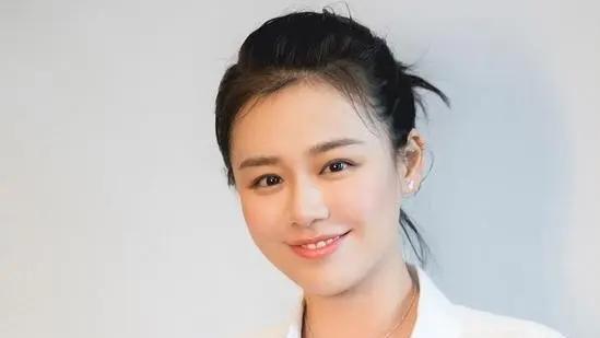 马思纯|马思纯接受采访称男友张哲轩像太阳一样照亮她，让自己更加开心了