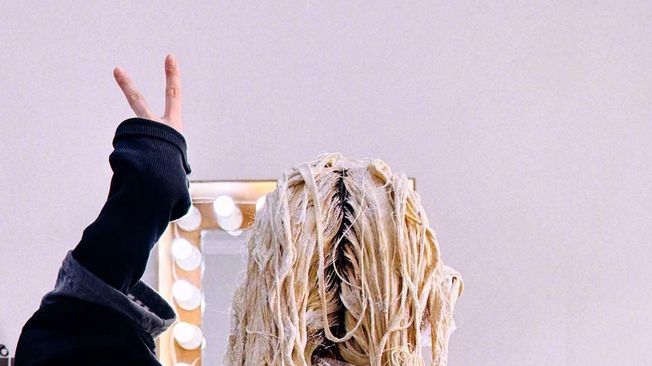 杨幂|杨幂晒剪刀手背影，无视刘恺威家人的内涵！