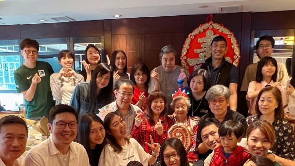 梅小惠|梅小惠和91岁妈妈一起庆祝生日 四代同堂一大家人开心合影