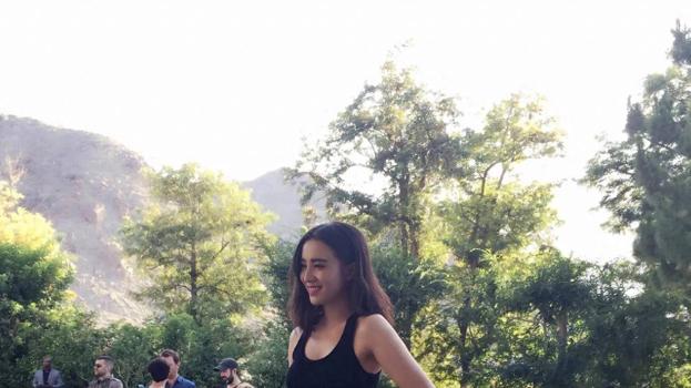 42岁宋佳美到国外去了！穿“最小码”紧身裙秀凹凸曲线，身材不输给欧美超模