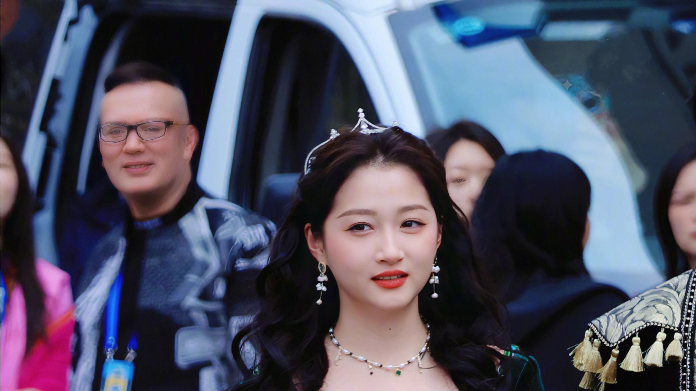 奔跑吧兄弟|奔跑吧宫廷风，白鹿油画感关晓彤绿意盈盈，吉克隽逸