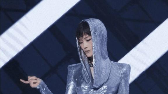 李宇春新形象引热议，叫了18年的“春哥”成历史，开启姐的新时代