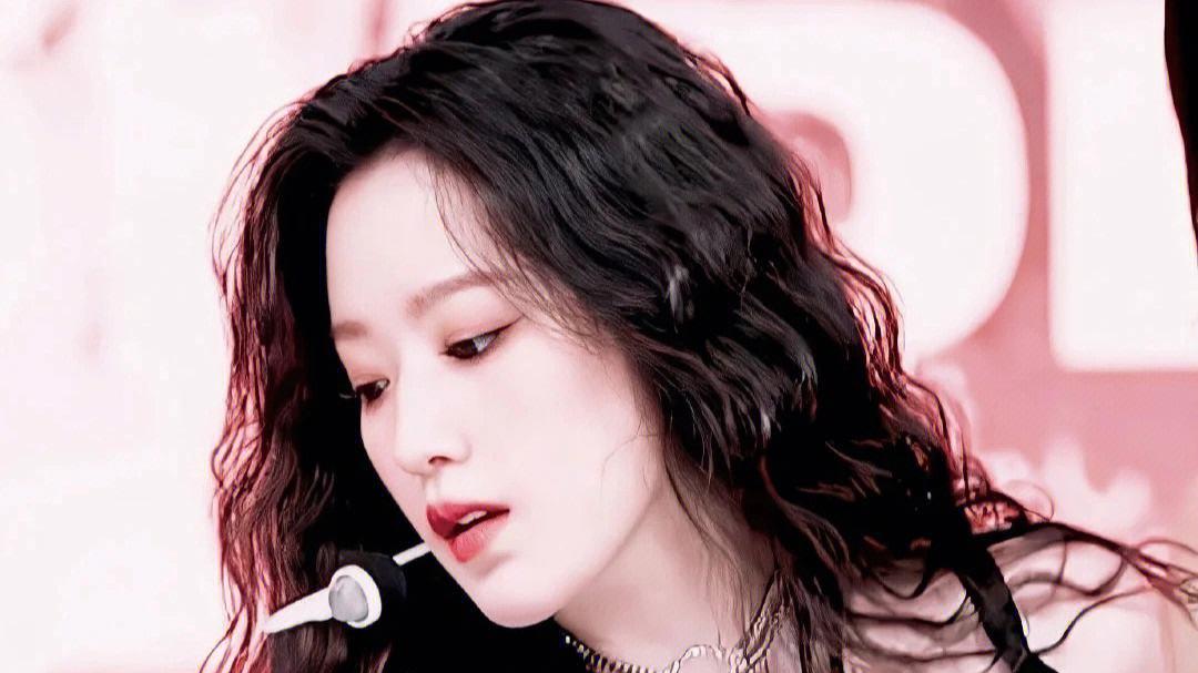 叶舒华回应粉丝“烧给你”，引发争议与批评！