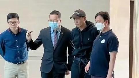 任达华|67岁任达华中山买房，打扮低调驼背像小老头，面色憔悴穿千元卫衣