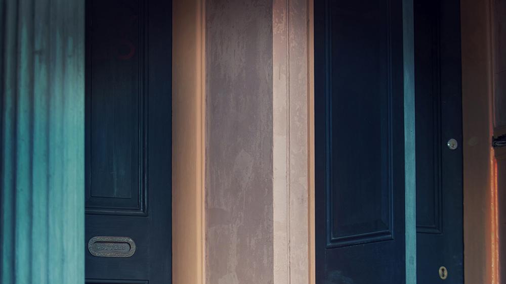 她是张嘉译前妻，与孙红雷因戏生情，现在过得怎样了？