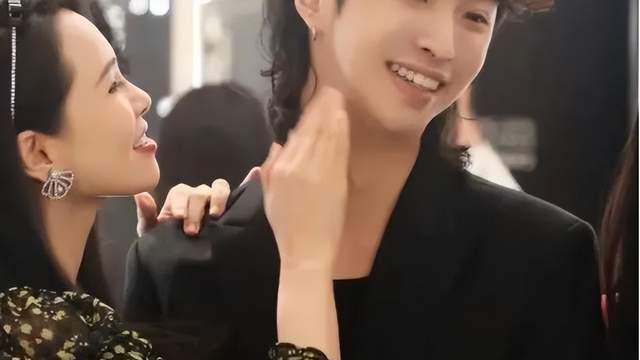 伊能静20岁儿子曝泳装照，比妈还性感，网友：模糊性别，不可取！