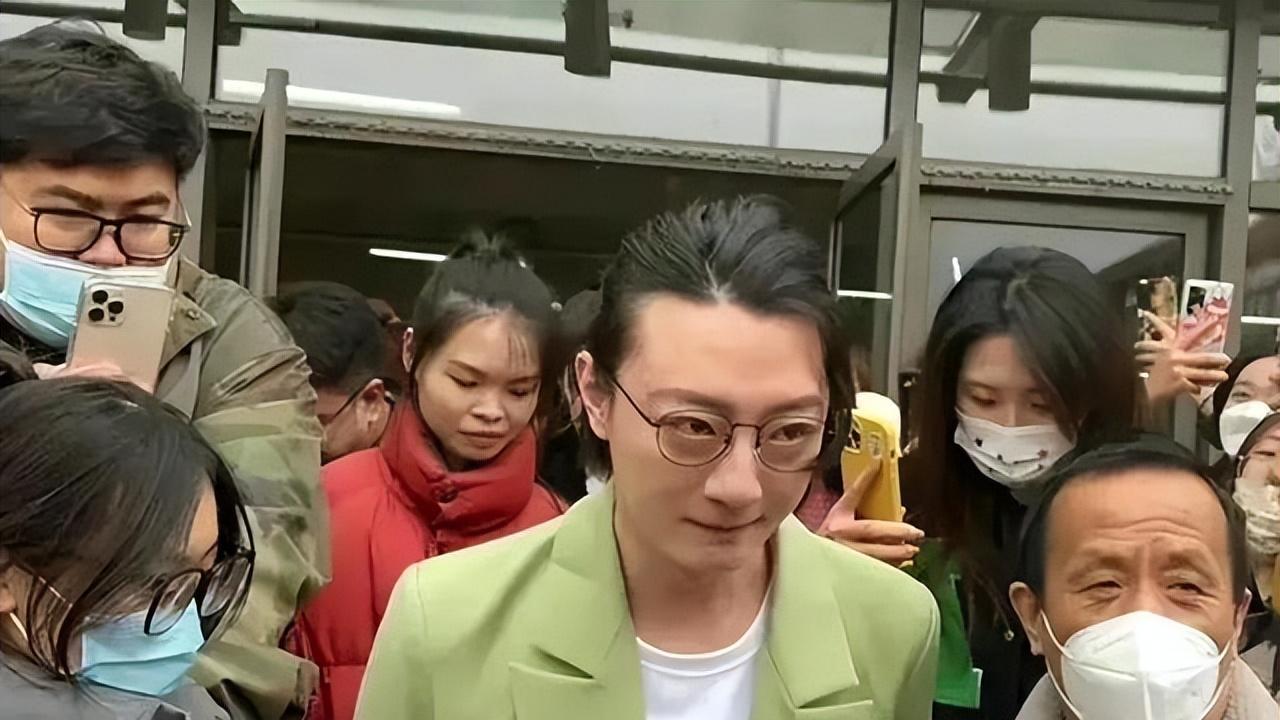 董璇|高启盛爆火与董璇分手？相差11岁曾当众搂腰亲吻，现8个月未同框