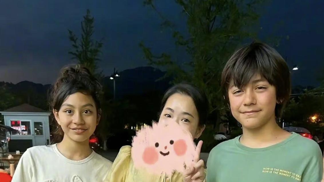 |刘烨混血儿女模样大变！诺一长胖土味穿搭显沧桑，妹妹五官变大气