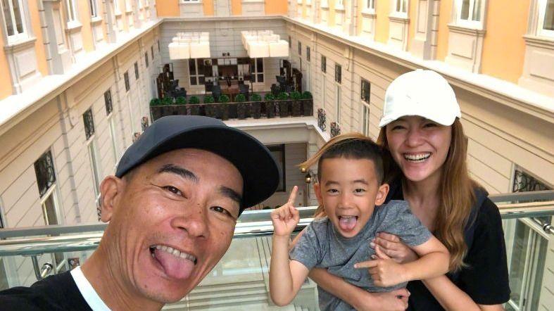 Jasper坐地铁边管妹妹边扶阿姨，走路像老干部，应采儿只顾玩手机