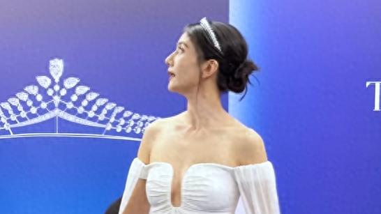 高圆圆好不容易性感了一回，在董洁面前却显得好幼稚做作