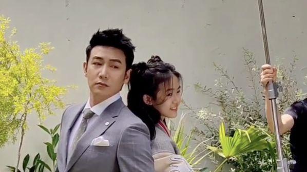 基因太强大！陆毅父女拍写真引争议，贝儿腿细遭质疑