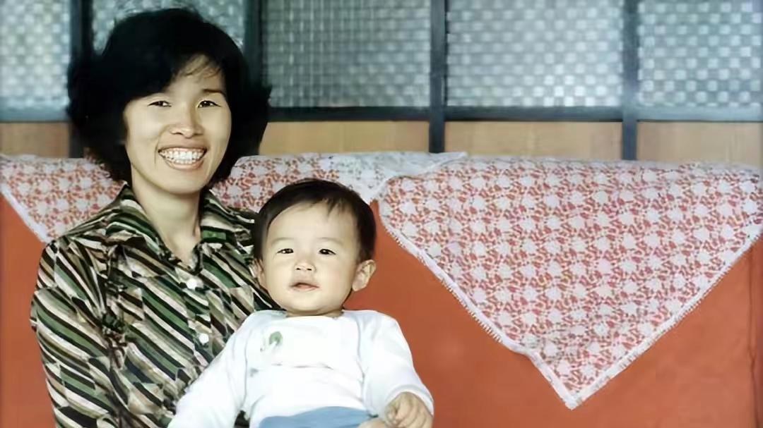 周杰伦昆凌一起为妈妈庆生，婆媳二人罕见同框，画面曝光有爱。