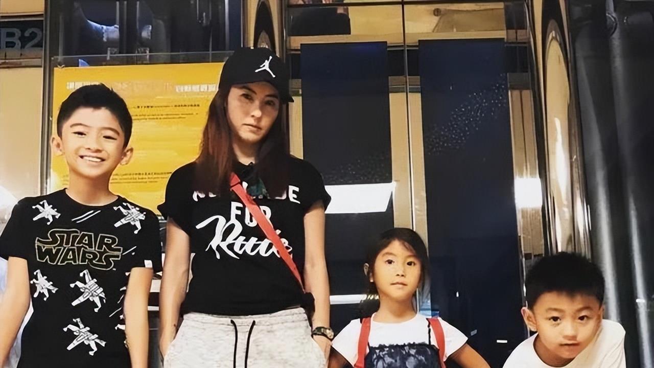 不再沉默！张柏芝晒照官宣恋情，两人牵手好甜蜜