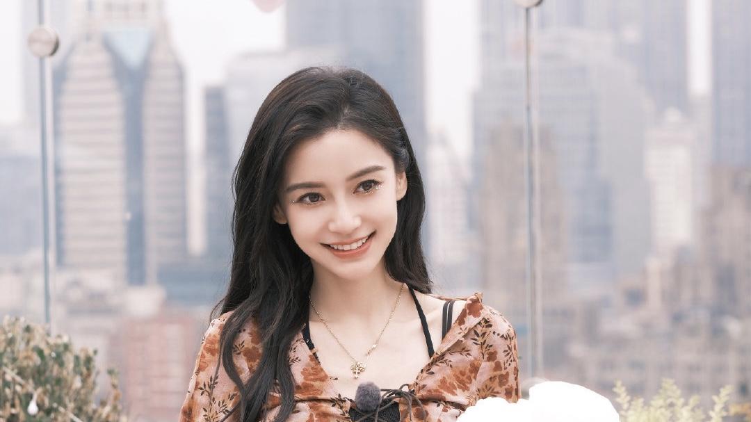 Angelababy|杨颖新杂志惹争议！脚趾甲太长显邋遢，用南瓜垫脚被吐槽浪费粮食