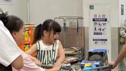 山姆超市偶遇韩安冉一家，穿睡衣出门打扮随意，不修边幅遭吐槽